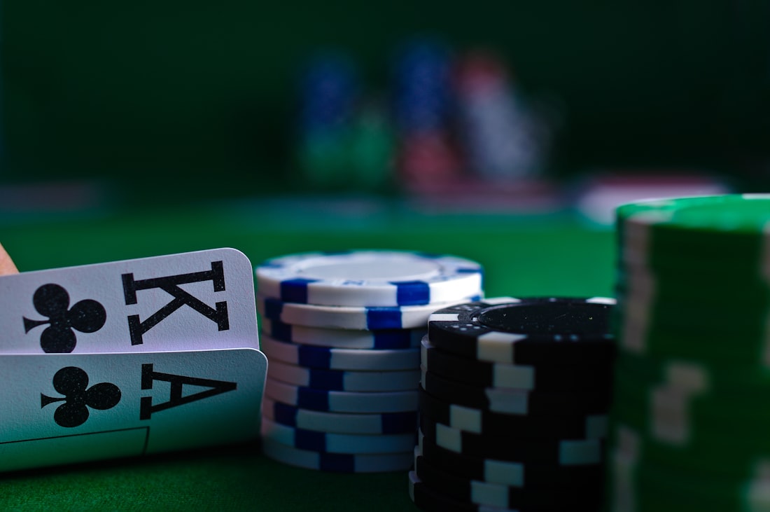 Susunan kartu remi di atas meja poker