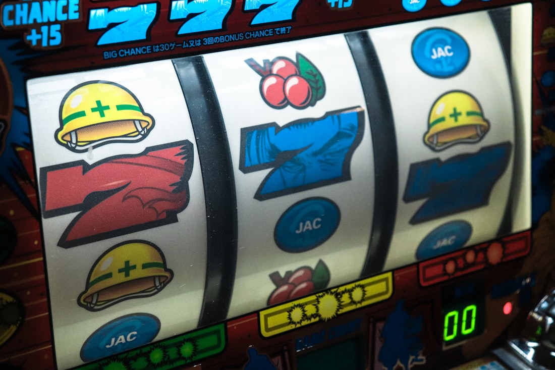 Layar mesin slot dengan simbol tujuh keberuntungan